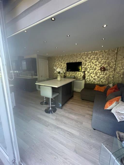 Home In Wirral - Peaceful Contemporary Gem. Bagian luar foto