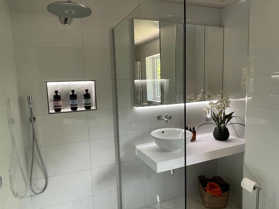 Home In Wirral - Peaceful Contemporary Gem. Bagian luar foto