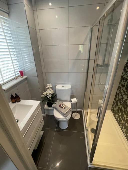 Home In Wirral - Peaceful Contemporary Gem. Bagian luar foto