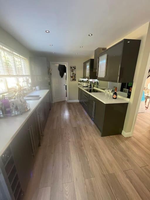 Home In Wirral - Peaceful Contemporary Gem. Bagian luar foto