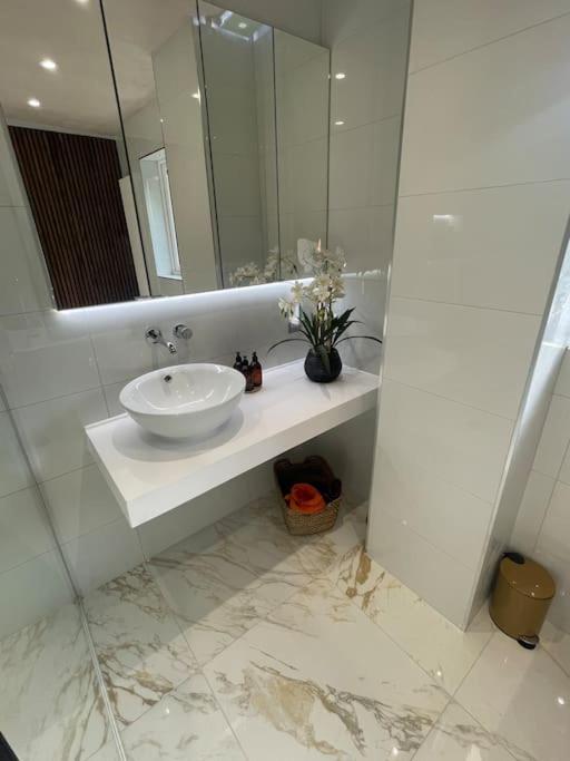 Home In Wirral - Peaceful Contemporary Gem. Bagian luar foto