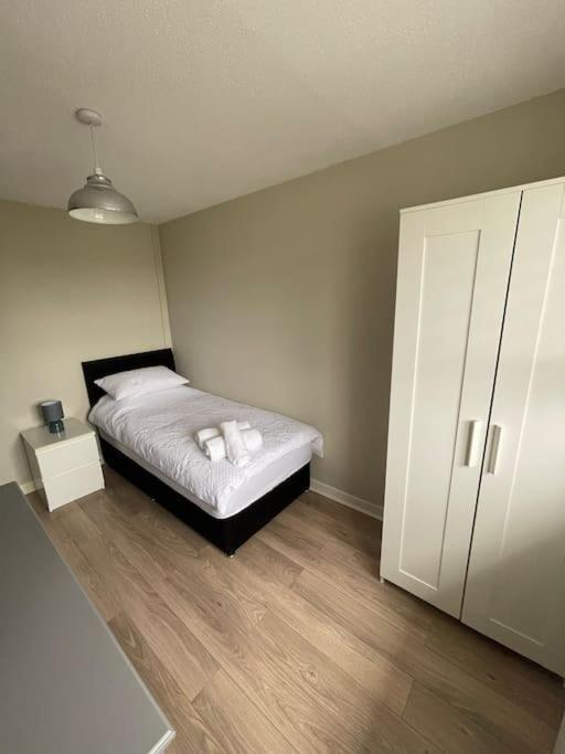Home In Wirral - Peaceful Contemporary Gem. Bagian luar foto